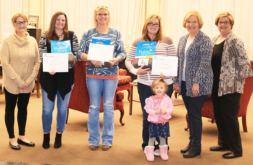 Single parents receive scholarships